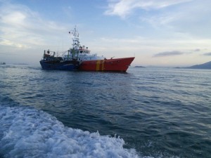 Tàu SAR 412 đang kéo tàu BĐ-96652 TS và 7 thuyền viên bị nạn từ biển Hoàng Sa vào bờ